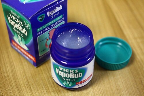 Vicks VapoRub - nie stosuj tej maści u małych dzieci!