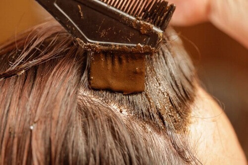 Henna: Naturalny sposób farbowania włosów