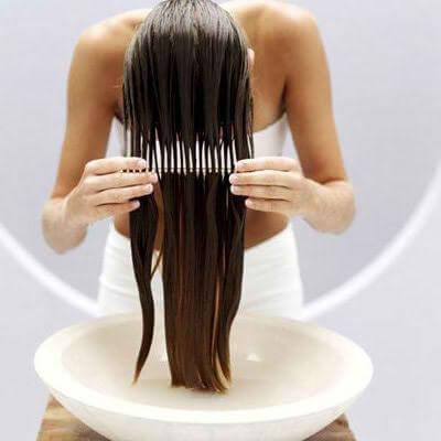 Kobieta czeszcząca mokre włosy grzebieniem