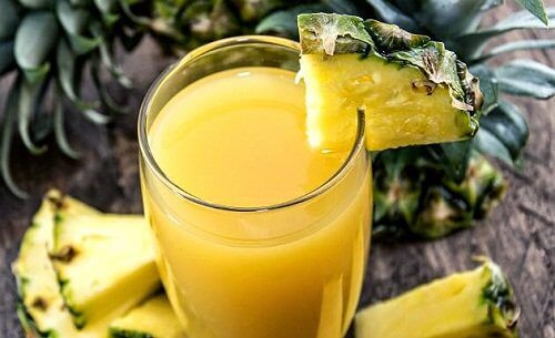 Świeży sok z ananasa