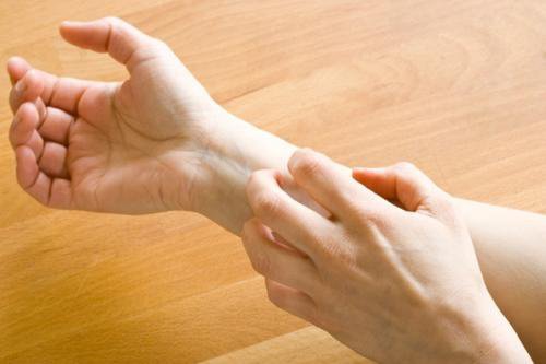 Uporczywe swędzenie skóry – co może oznaczać?