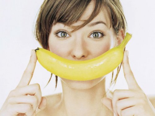 Kobieta z bananem zamiast uśmiechu