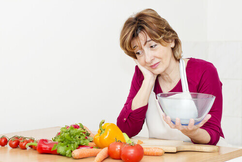Kobieta patrzy na warzywa - takie efekty daje menopauza