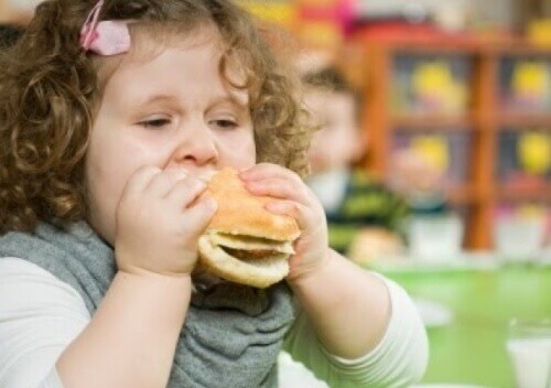 Dziewczynka jedząca hamburgera