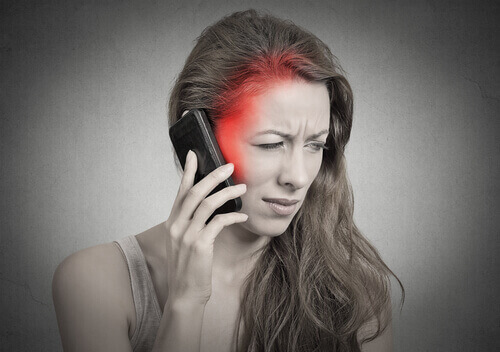 Kobieta narażona na promieniowanie telefonu - szkodliwość telefonu