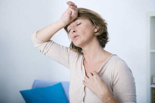 Kobieta z uderzeniem gorąca, a menopauza