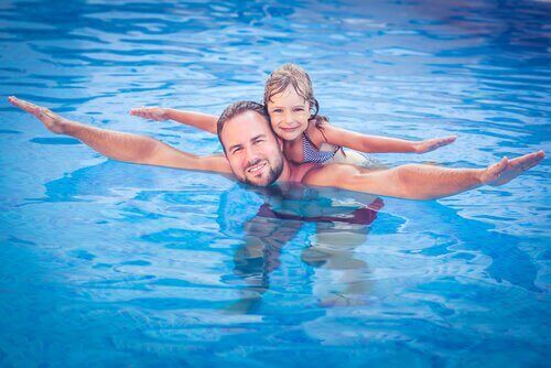 Ojciec z córką w basenie