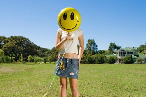 Dziewczyna z uśmiechnięym balonem zamiast twarzy