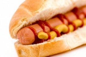 Hot dogi: dodatki azotynów są rakotwórcze