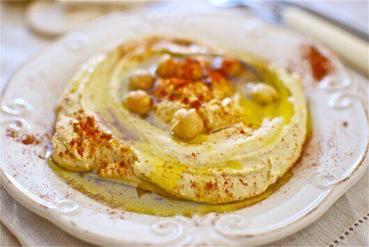 Hummus z pieprzem cayenne.