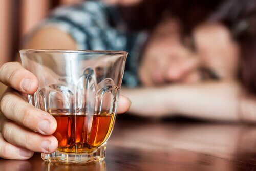 Szklanka alkoholu w ręce