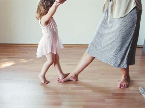 Dziecko tańczy z kobietą