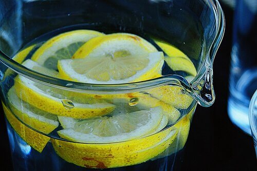 Woda z cytryną pomaga złagodzić bóle głowy
