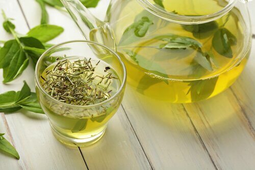 Napar z zielonej herbaty na bóle stawów