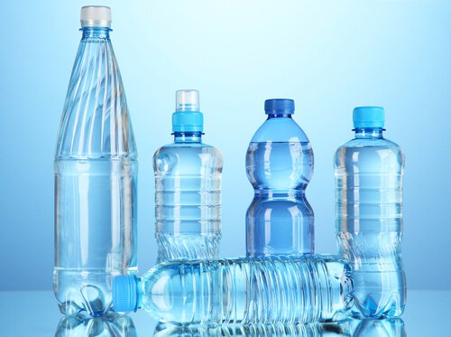 Butelki z wodą - rodzaje wody mineralnej