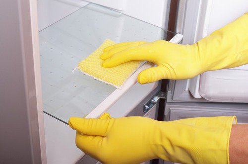 Mycie lodówki w rękawiczkach