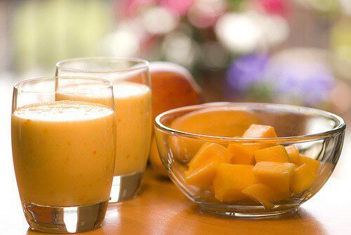 smoothie z mango na jelita
