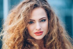 Niesforne włosy — jak je poskromić?