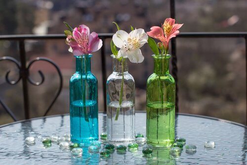Szklane butelki z kwiatami