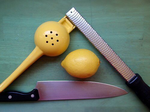 Cytryna i przybory kuchenne