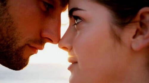 Para zakochanych patrzy sobie w oczy