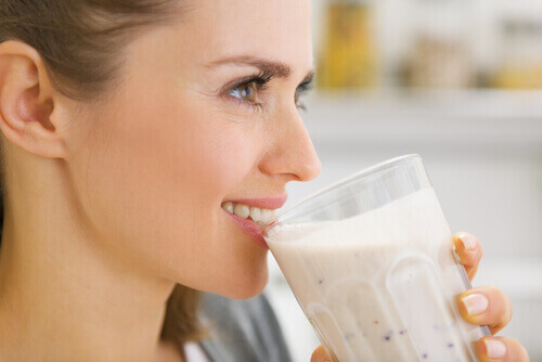 pożywne smoothie z masłem orzechowym pite przez kobietę