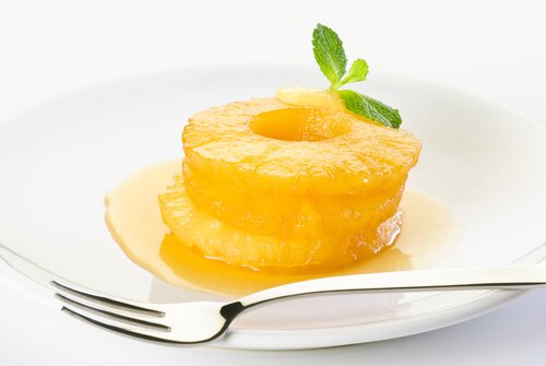 plastry ananasa a zatrzymanie płynów w nogach