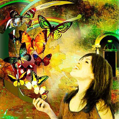 Uśmiechnięta kobieta z motylami wyraża swoje emocje