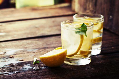 Sok z cytryny z ciepłą wodą – poznaj korzyści