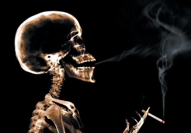Szkielet pali papierosa