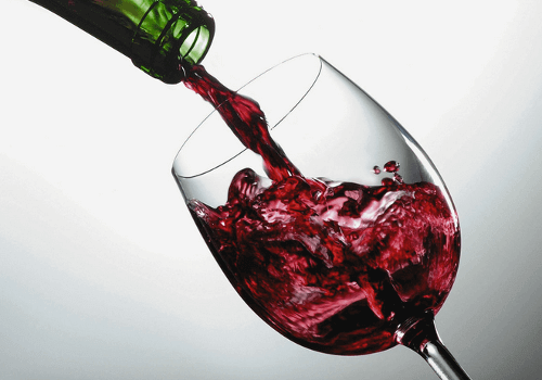 Czerwone wino wlewane do szklanki