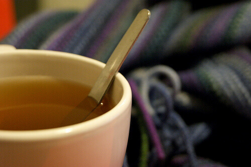 Kubek z herbatą i łyżeczką
