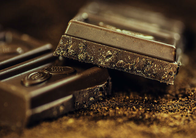 Kostka ciemnej czekolady