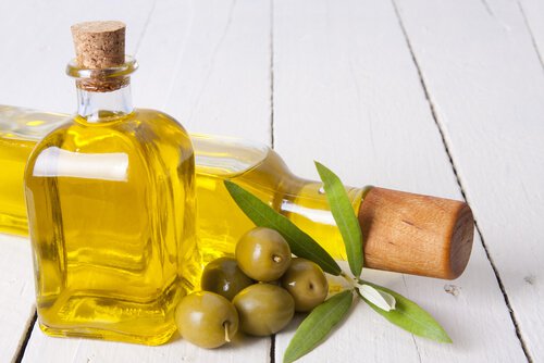 2 butelki oliwy z oliwek i garść oliwek