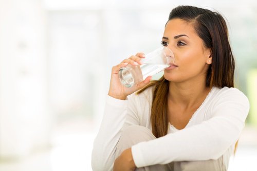 Poznaj 10 korzyści, jakie zaoferuje Ci szklanka wody na czczo!
