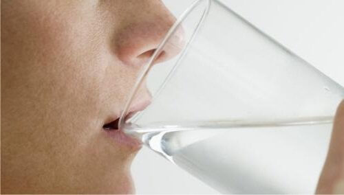 Kobieta pije szklankę wody