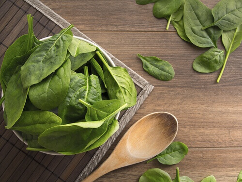 Świeże liście szpinaku