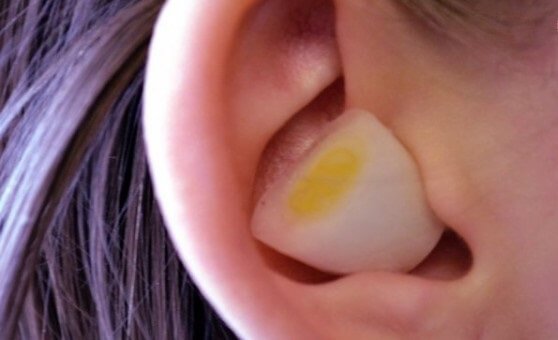Ząbek czosnku w uchu