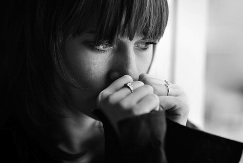 mentalne narzędzia - smutna kobieta siedząca w oknie