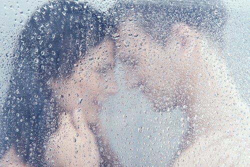 Kobieta i mężczyzna pod prysznicem