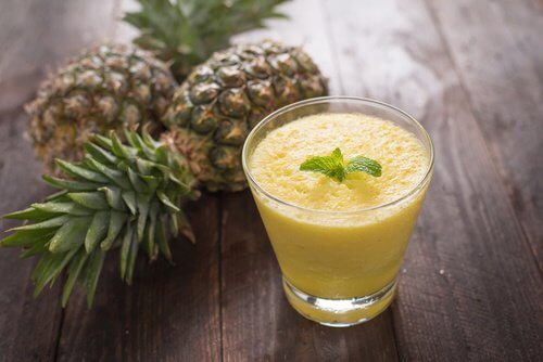 Koktajl z ananasa wspomagający detoks