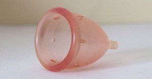 Kubeczek menstruacyjny zamiast tamponów
