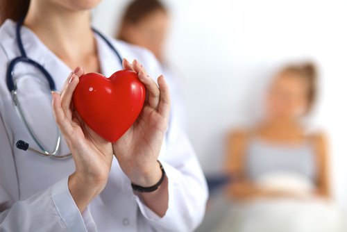 Lekarz trzyma czerwone serce