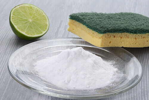Soda, pół limonki i gąbka kuchenna