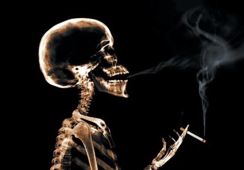 Ludzki szkielet palący papierosa