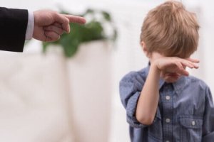 Toksyczne zachowania rodziców – 7 przykładów