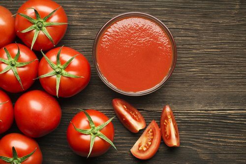 Świeże pomidory i przecier