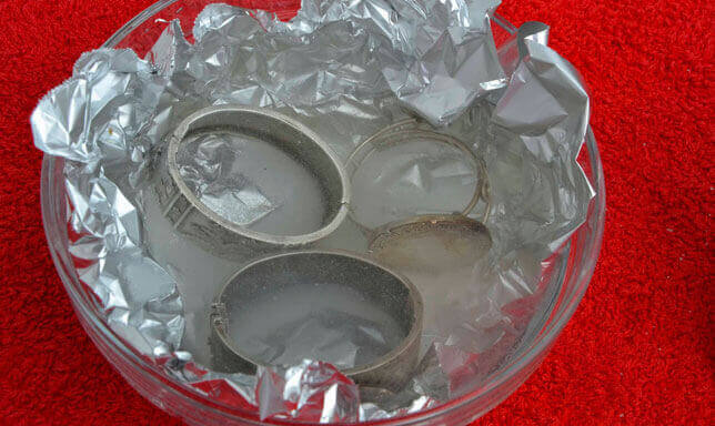 Czyszczenie srebrnych bransoletek z użyciem folii aluminiowej