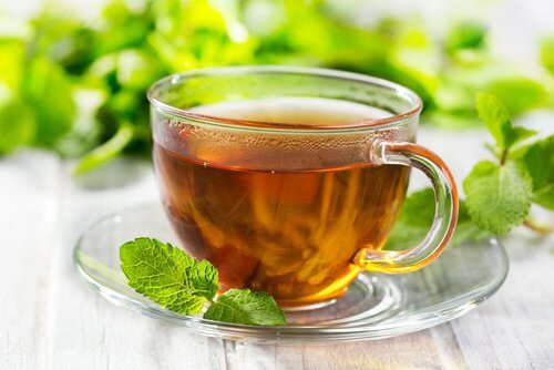 Herbata miętowa na ból głowy i żołądka
