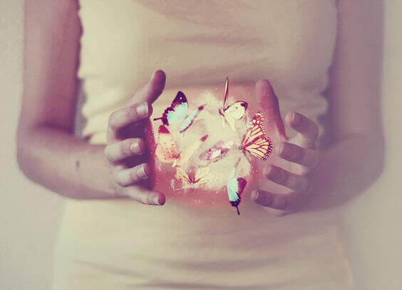 Kobieta z motylami w dłoniach
